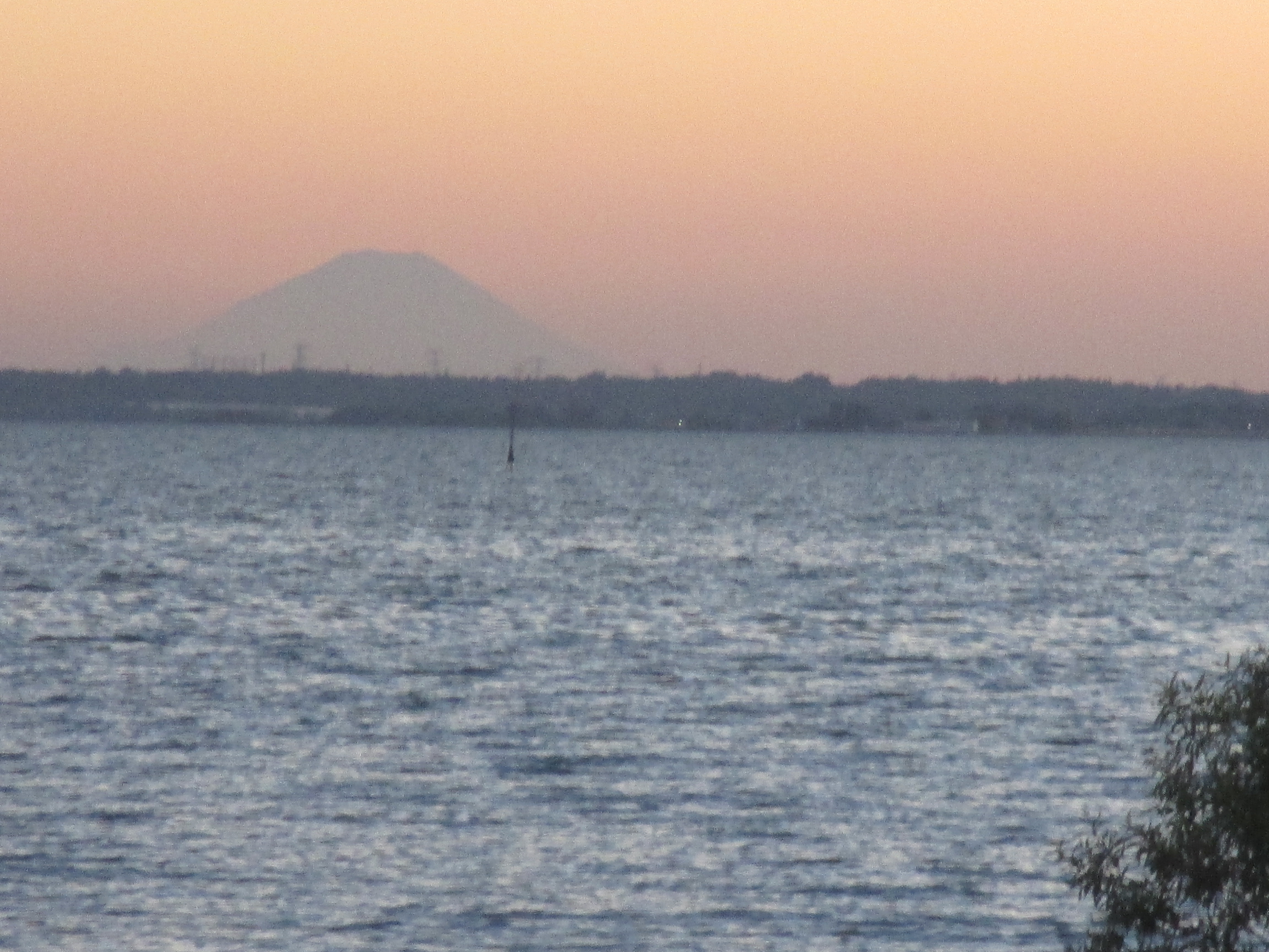 真夏に霞ヶ浦に望み現れた夕暮れの富士山(小高干拓地前)